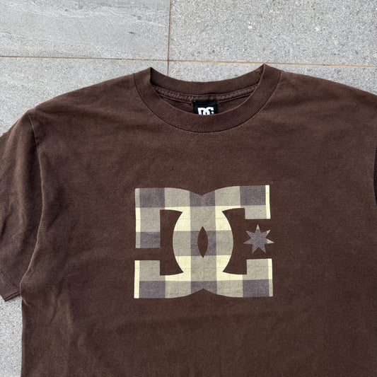 ‘06 DC brown plaid tee - M