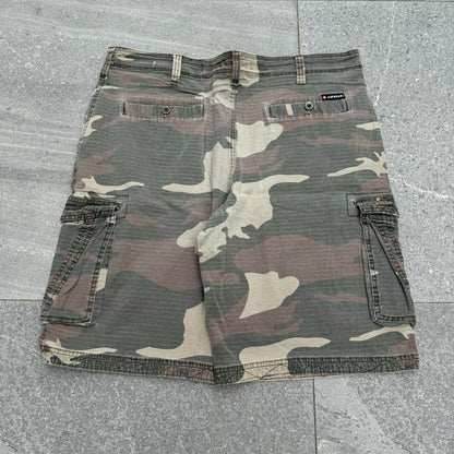 huge airwalk camo shorts - 38”