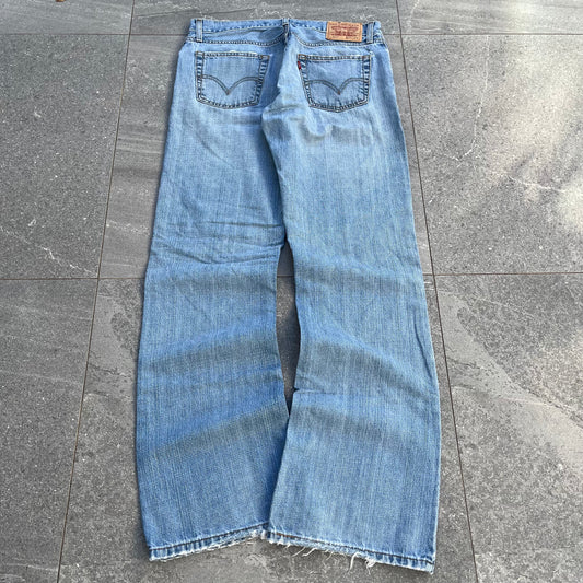 ohh my the lightwash on these 😫😫 levi 527 low bootcuts - 34x34”