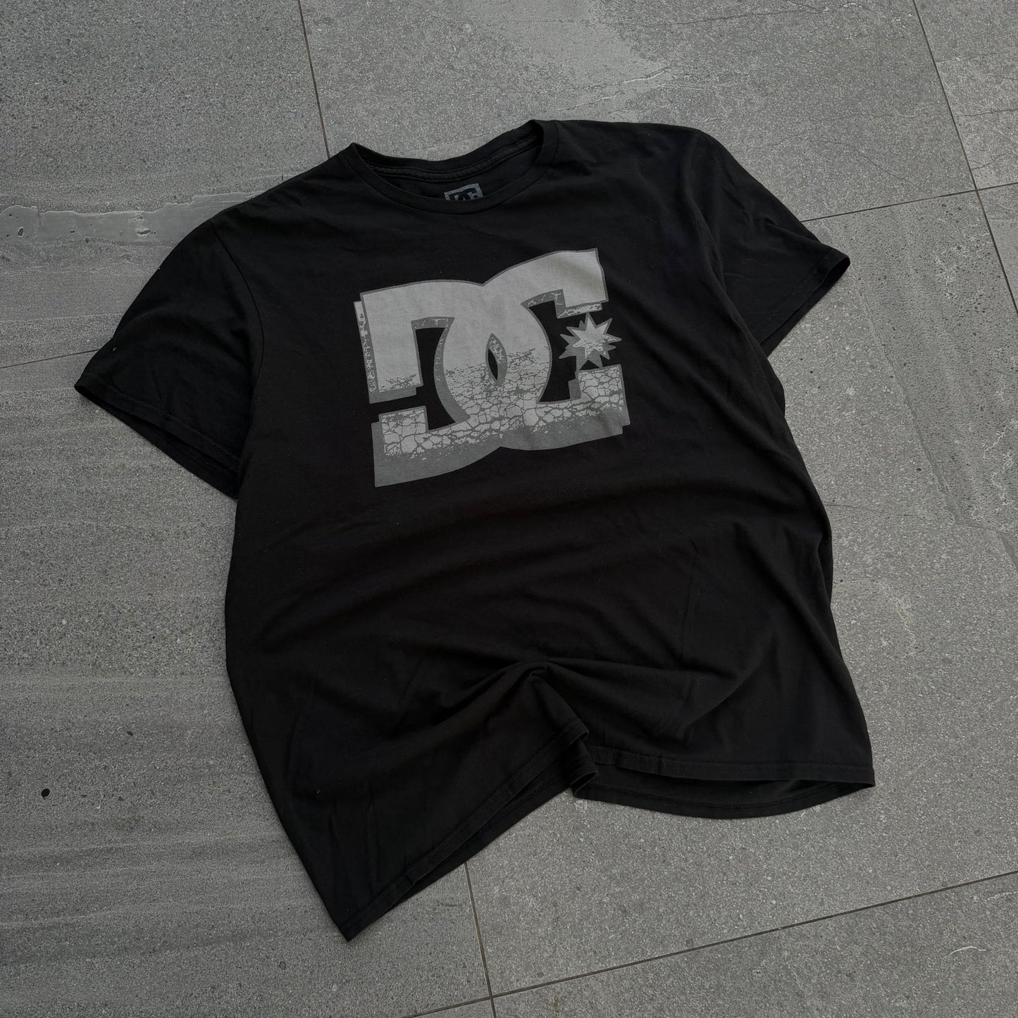 DC statue tee - L