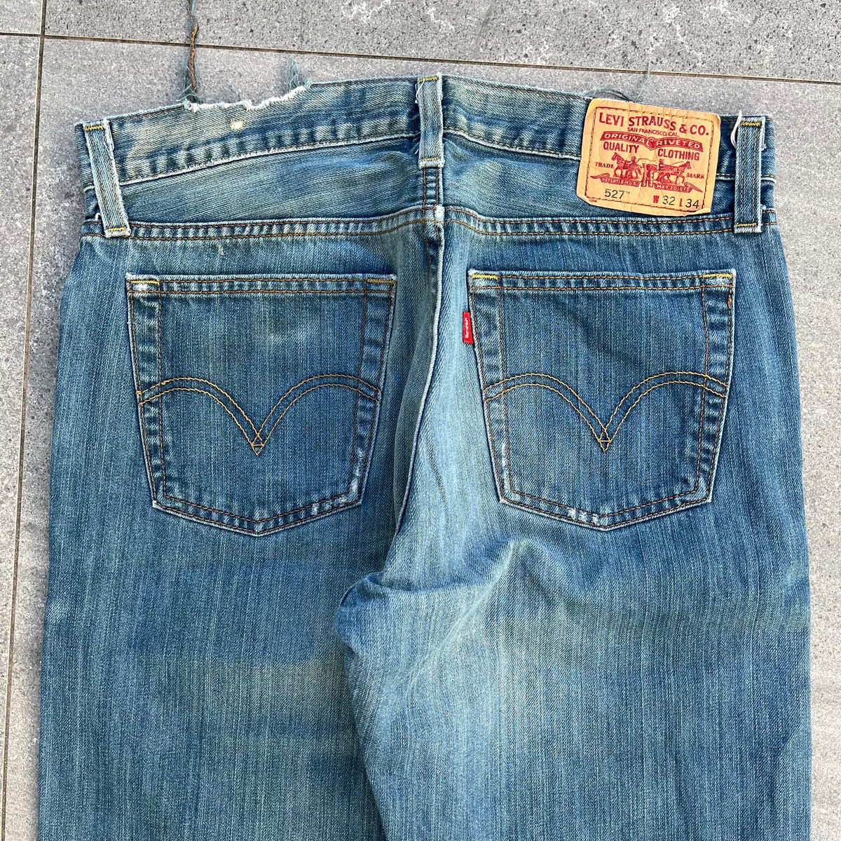 levi 527 low bootcut faders  - 32x34”