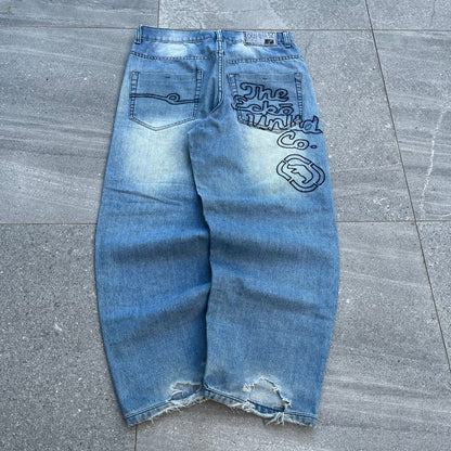 ecko embroidered front and back hit 😫 - 32x28”