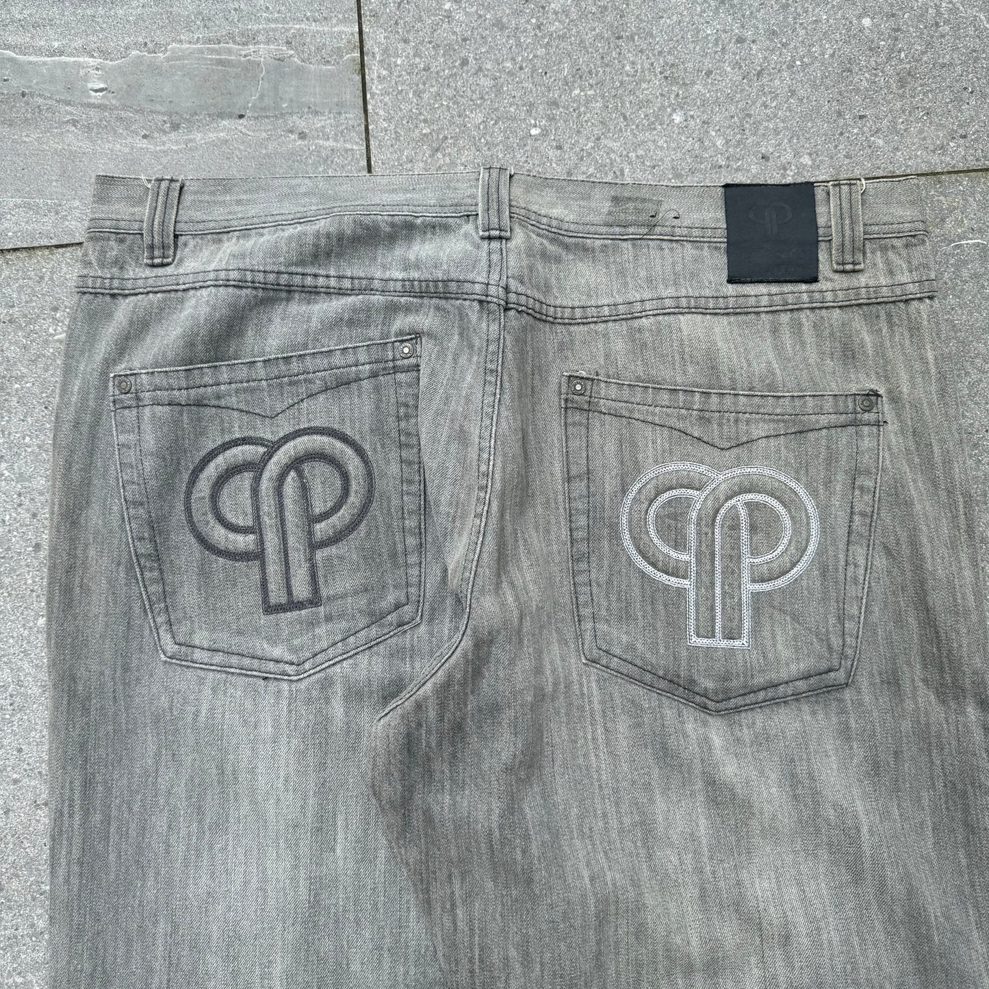 pelle grey wash bangers - 42x32”