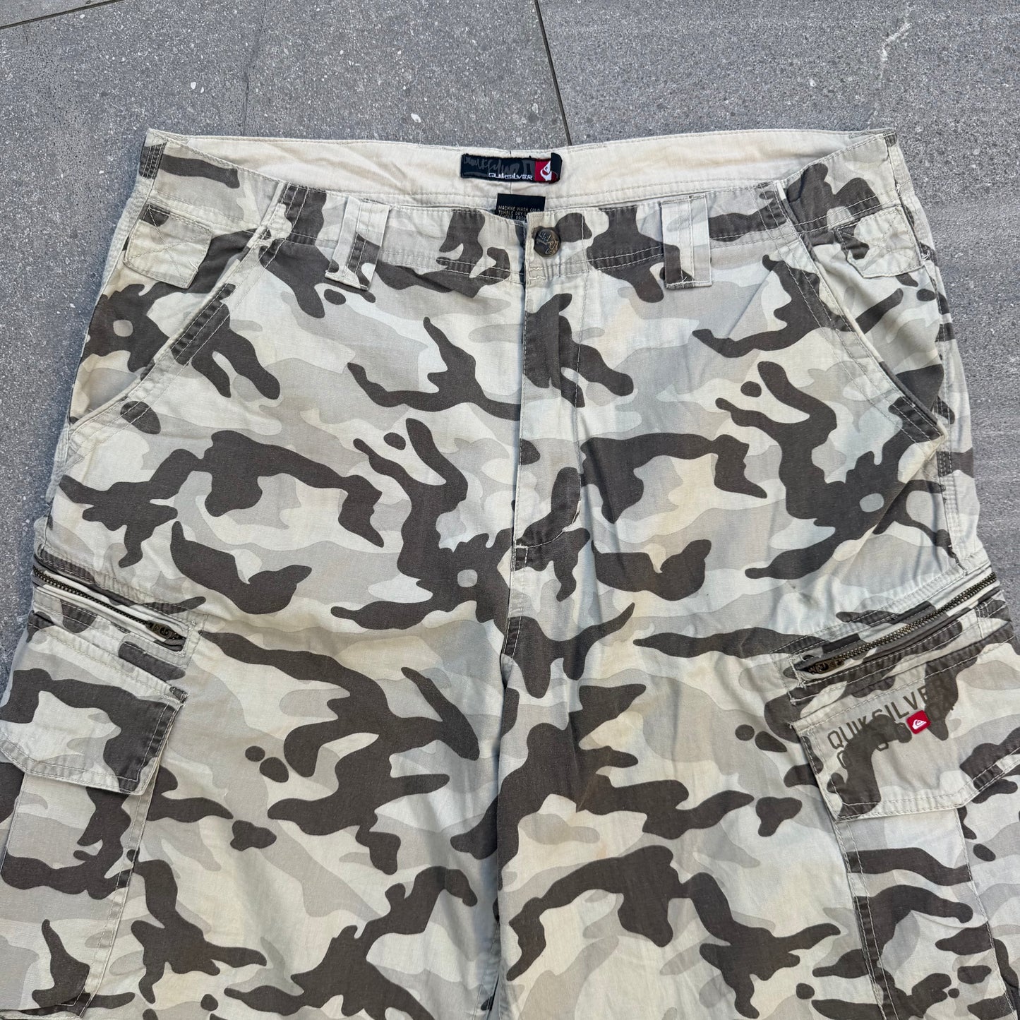 floooooded below knee fitting quiksilver camos - 36”