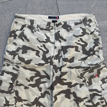 floooooded below knee fitting quiksilver camos - 36”