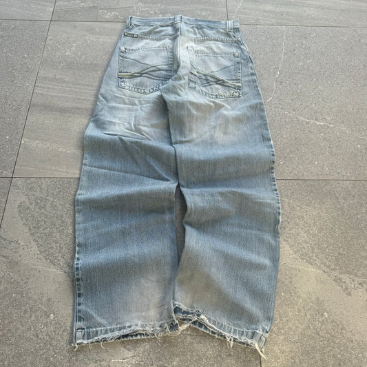 bro if these southpoles were a 36 id probably cry but they’re stupid 30x31”