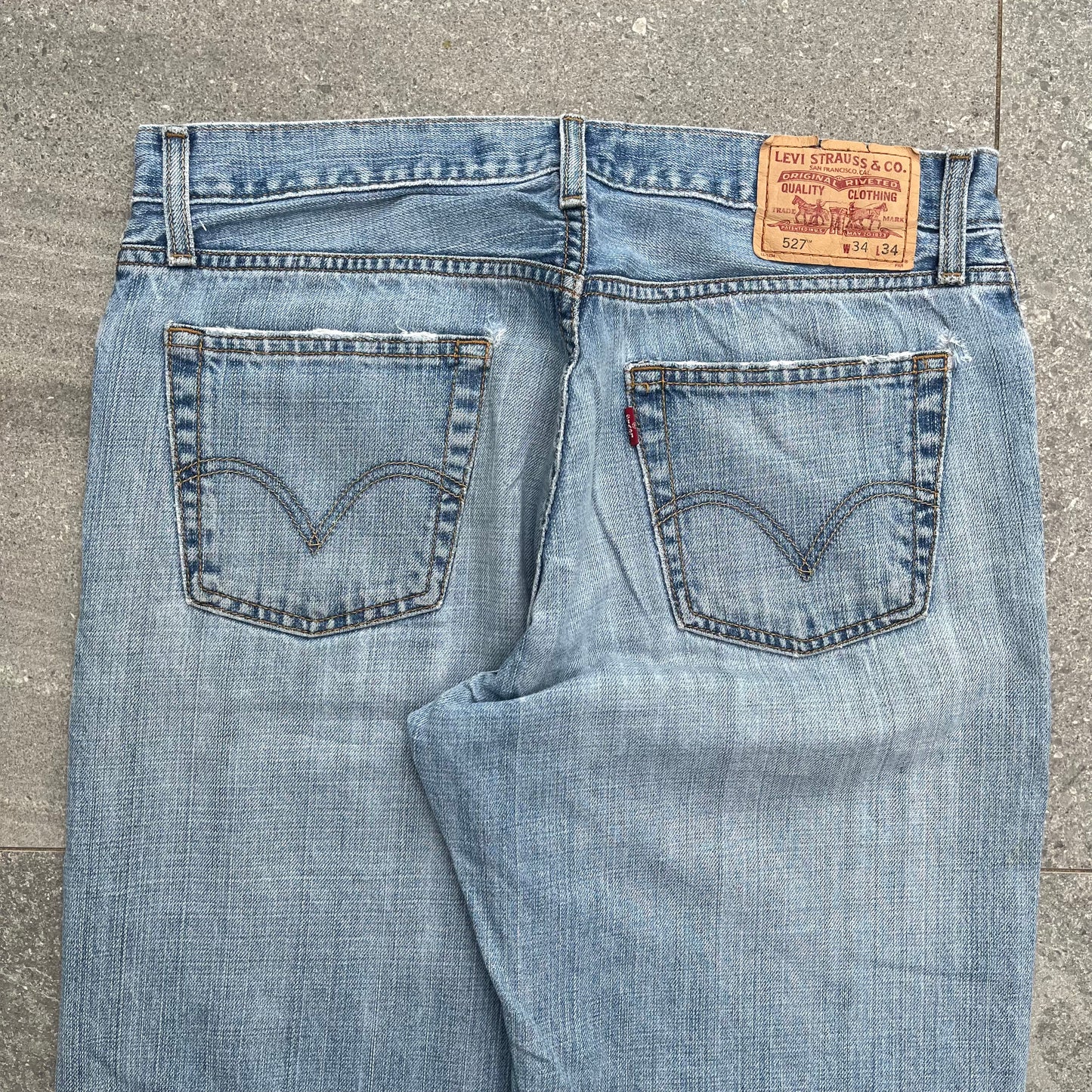 ohh my the lightwash on these 😫😫 levi 527 low bootcuts - 34x34”