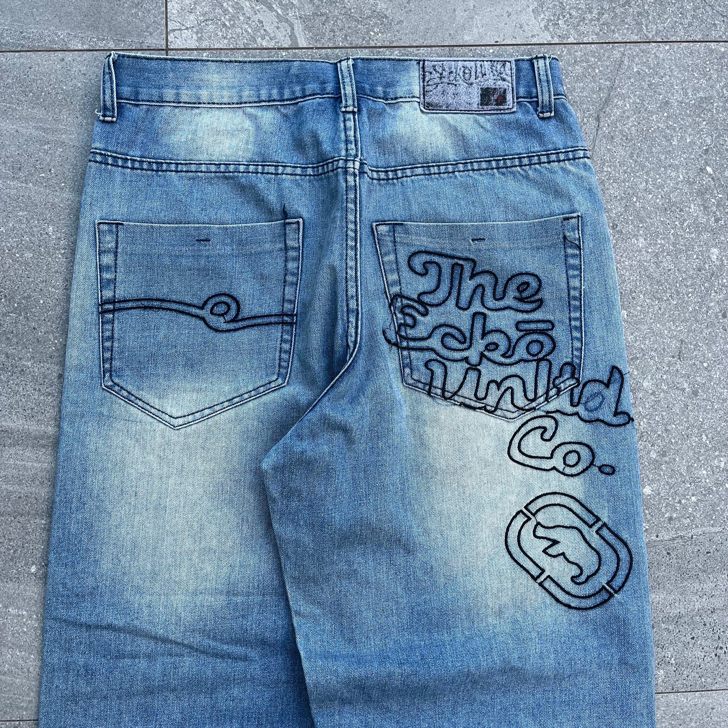 ecko embroidered front and back hit 😫 - 32x28”