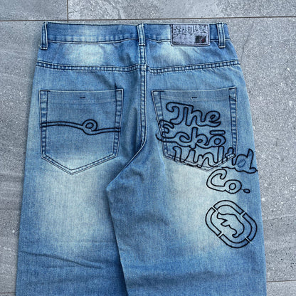 ecko embroidered front and back hit 😫 - 32x28”