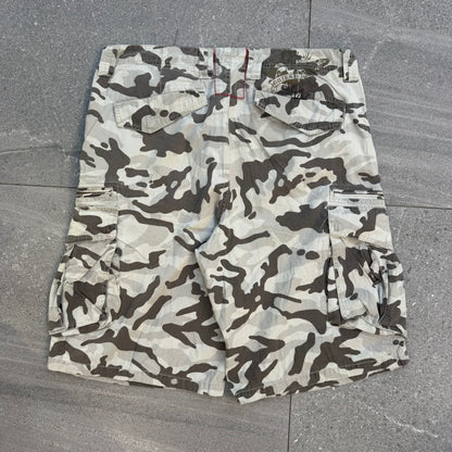 floooooded below knee fitting quiksilver camos - 36”