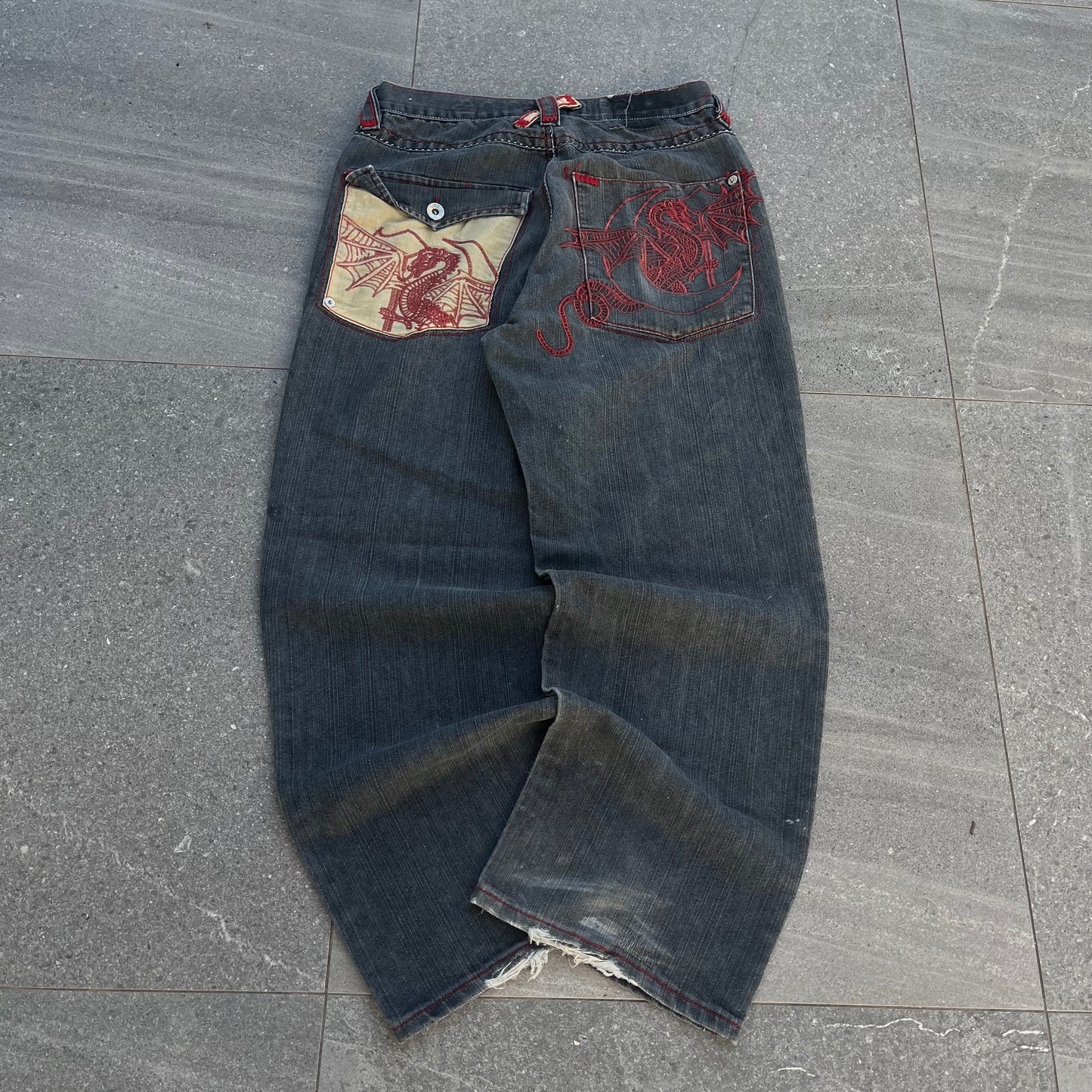 the nuttiest embroidered jeans. magnificent 😭 - 32x30”