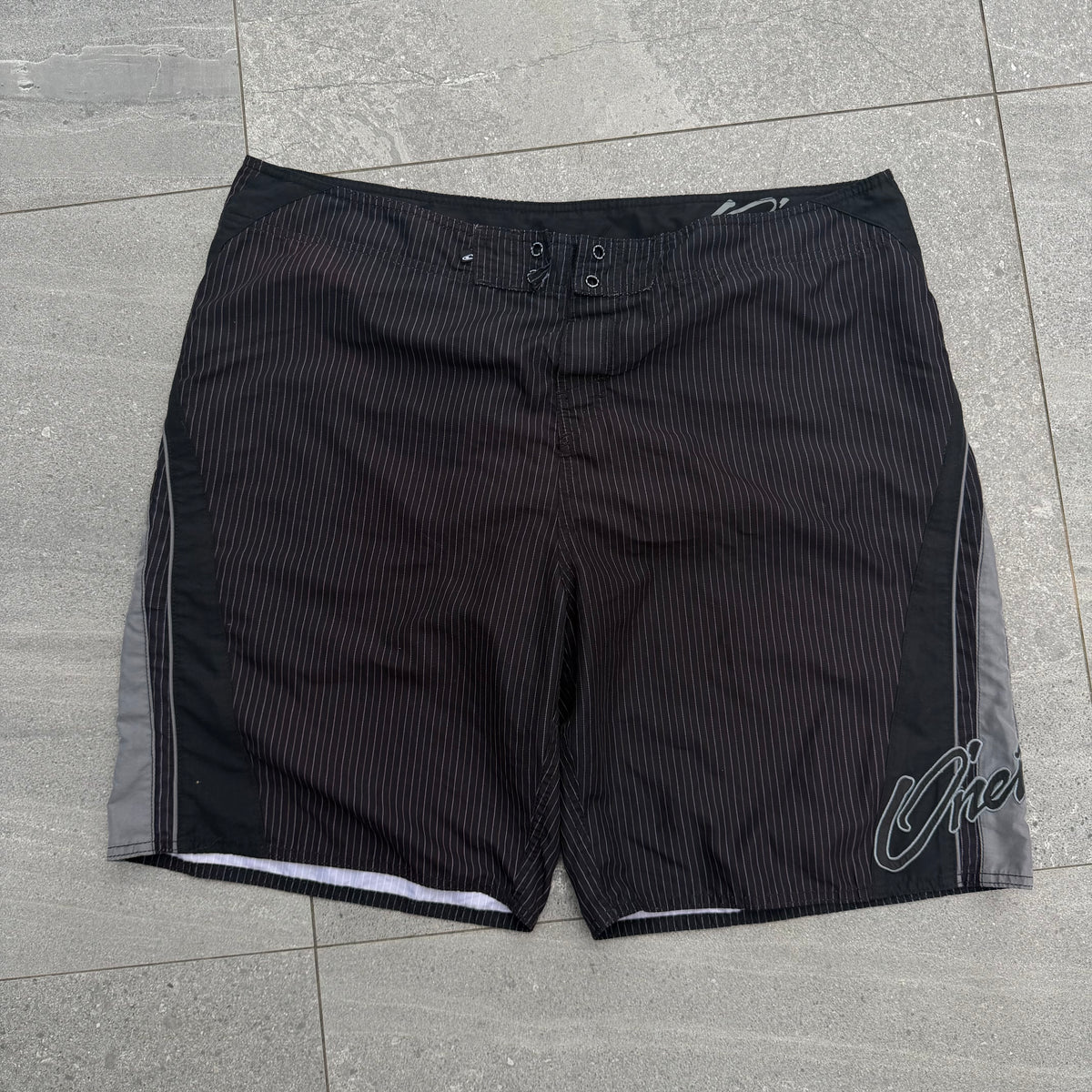 oneill pinstriped boardies - 40”