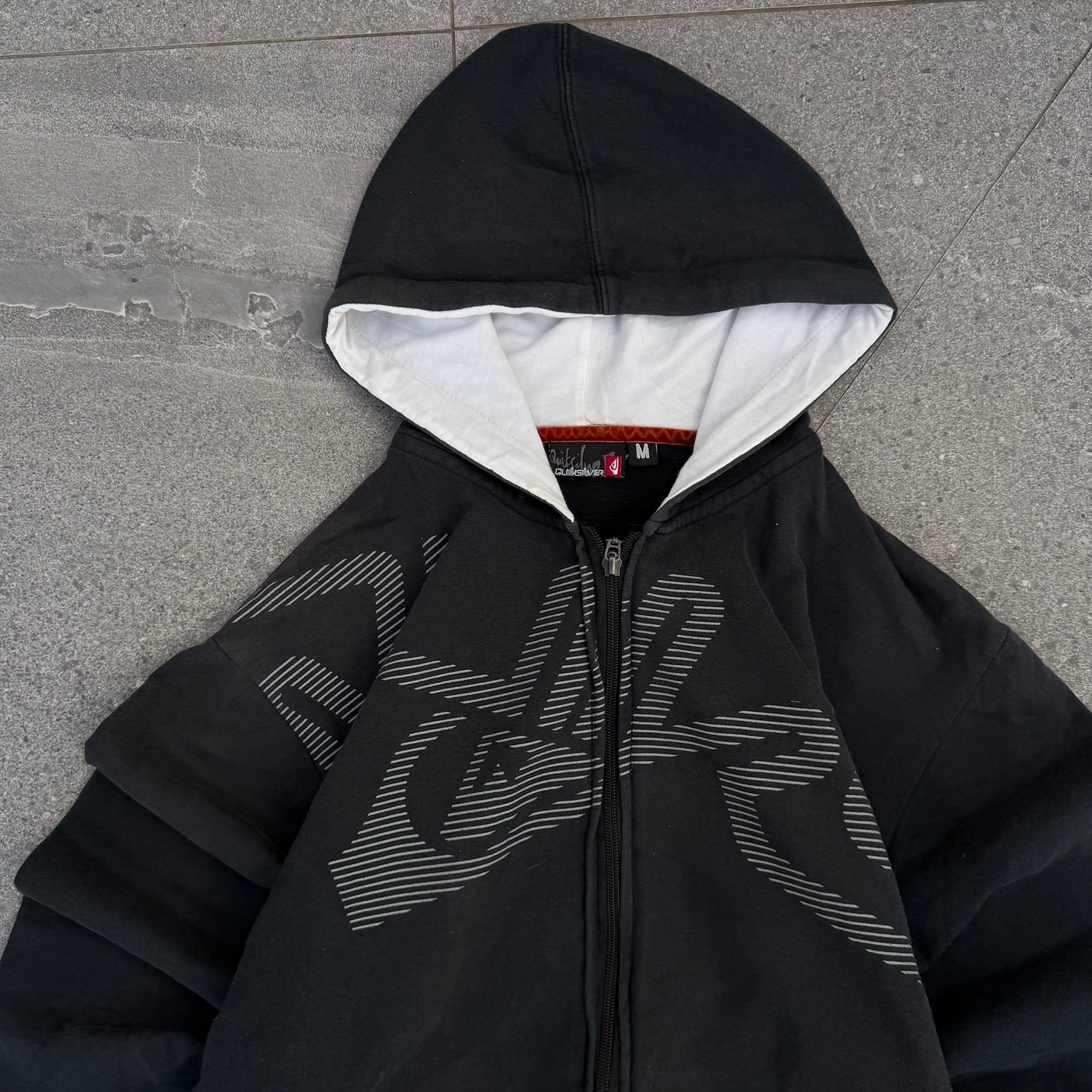 harddd quiksilver side hit spell out - M