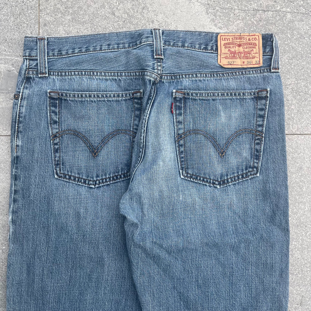 levi low rise bootcut faders - 36x32”