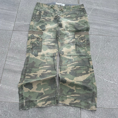 brazyyy old navy camo bootcuts - 38x31” (11.5” opening!)