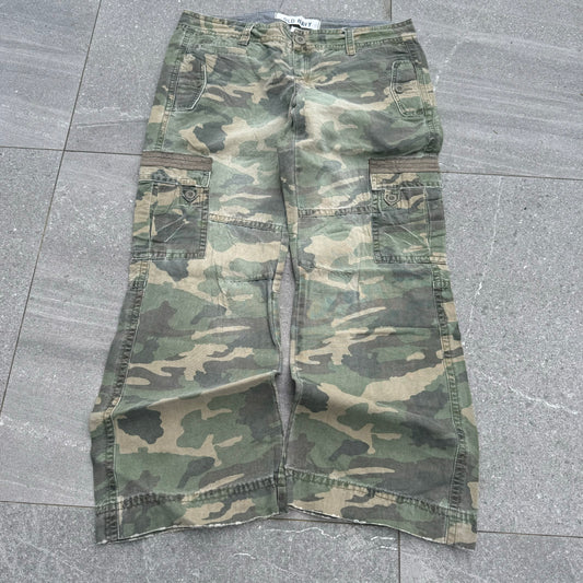 brazyyy old navy camo bootcuts - 38x31” (11.5” opening!)