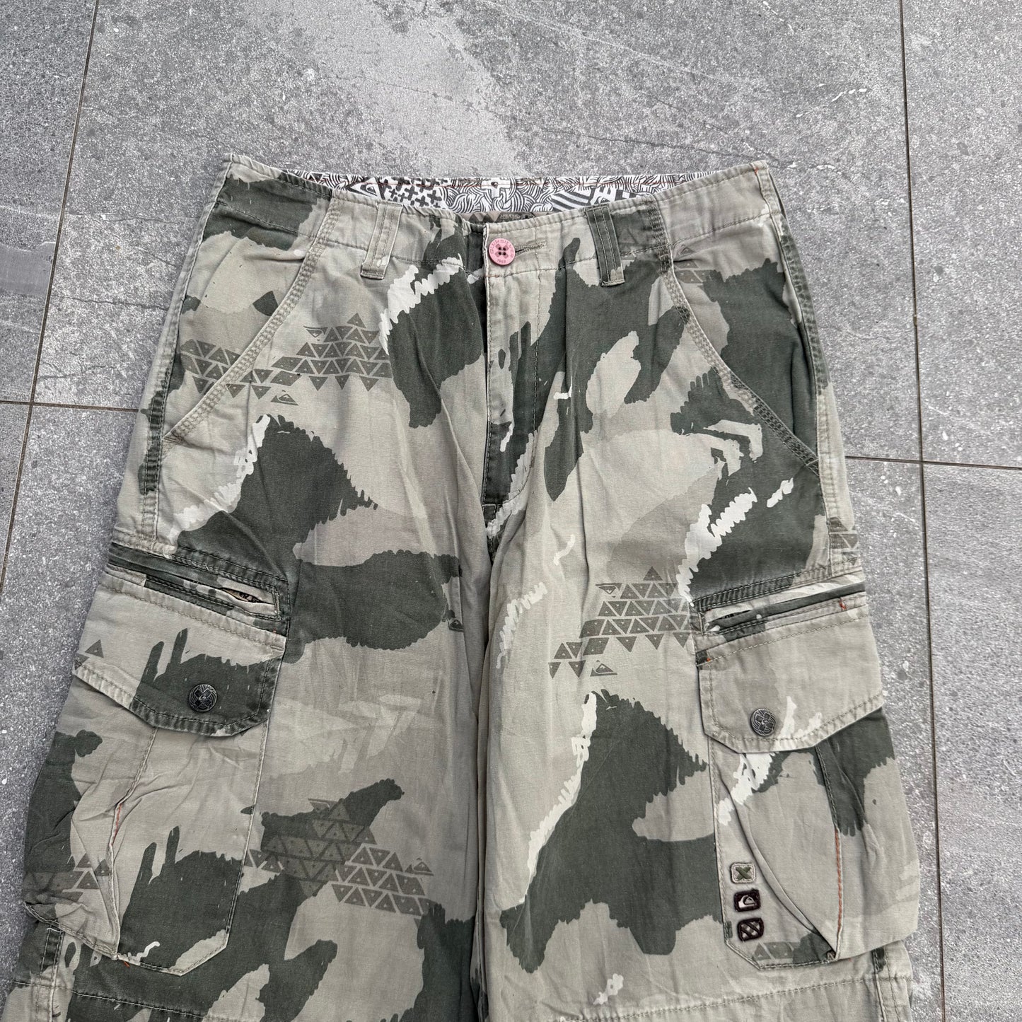 quiksilver camo shorts - 31”