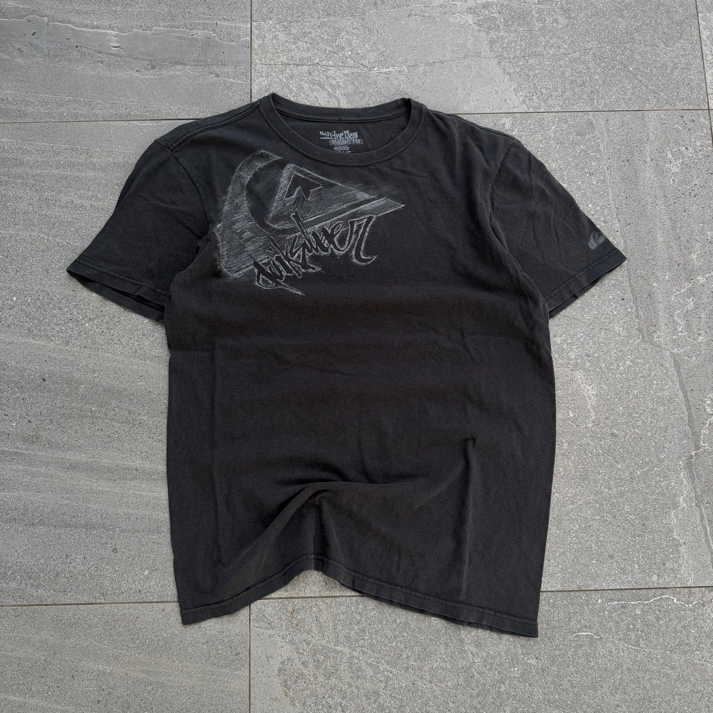absolutely gorgeous quiksilver tee (colours r so nice irl) - M