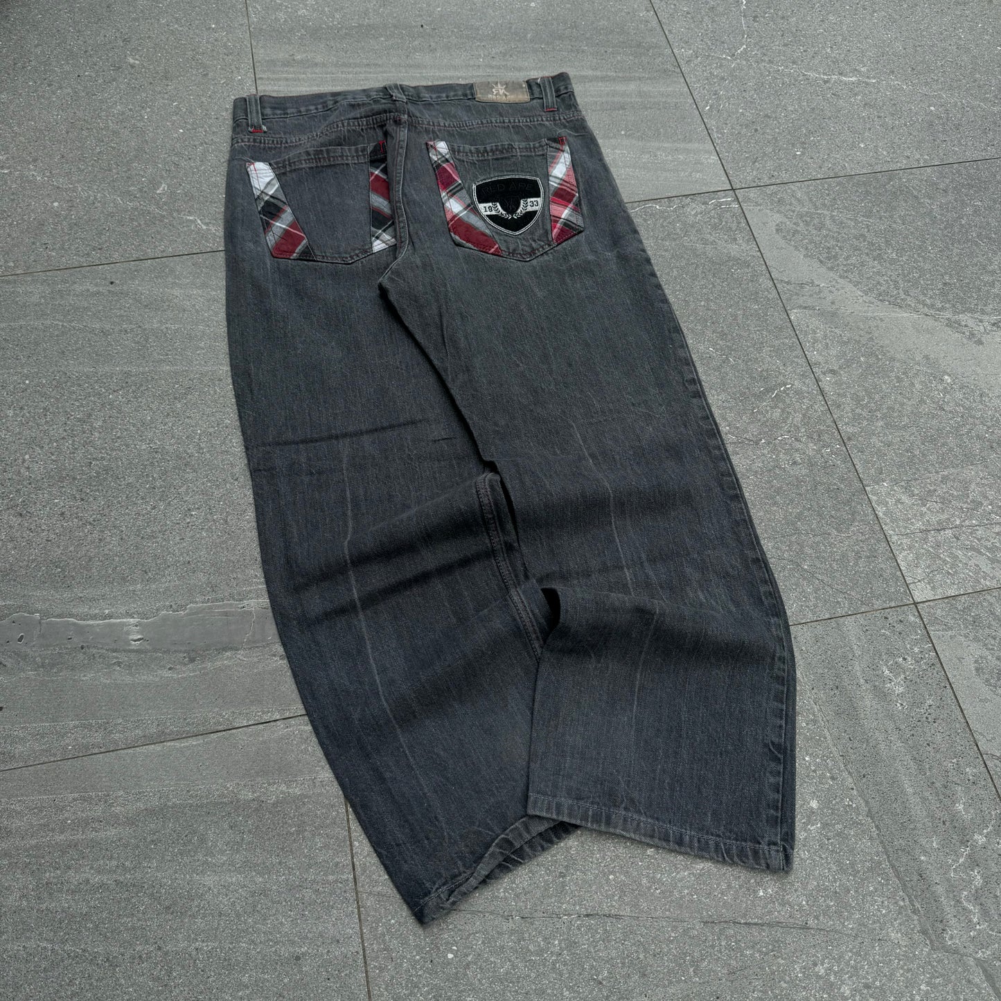 red ape plaid pockets - 36x32”