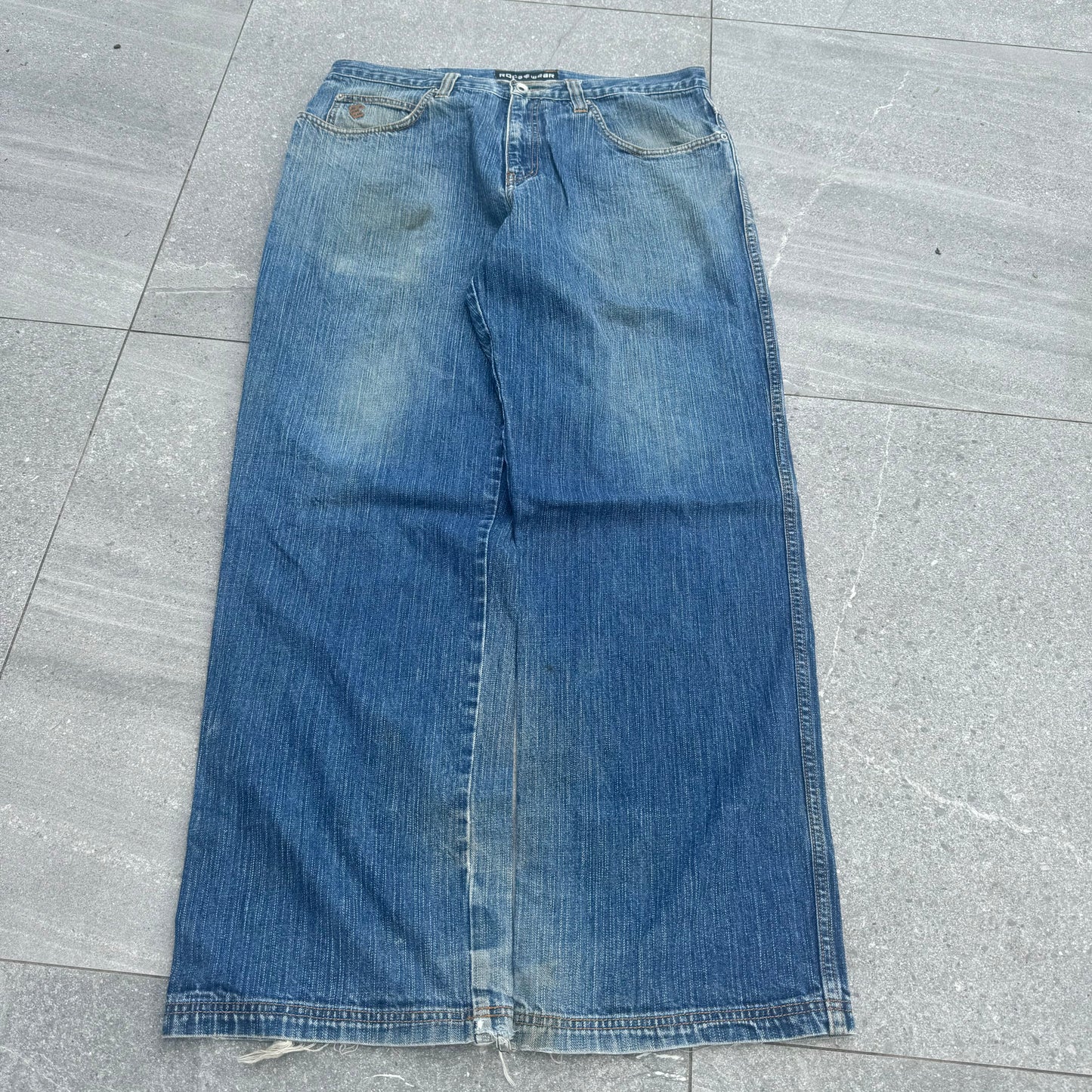 wowwww such a good pair of rocawear 💕💕💕💕 36x32”