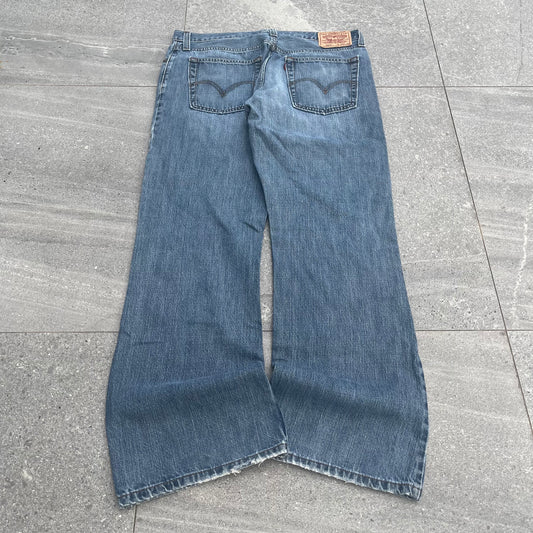 levi low rise bootcut faders - 36x32”