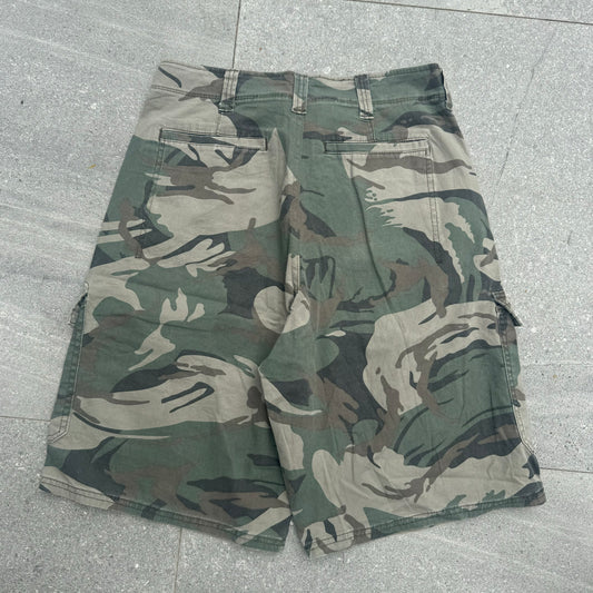 wrangler camo shorts - 32x11”