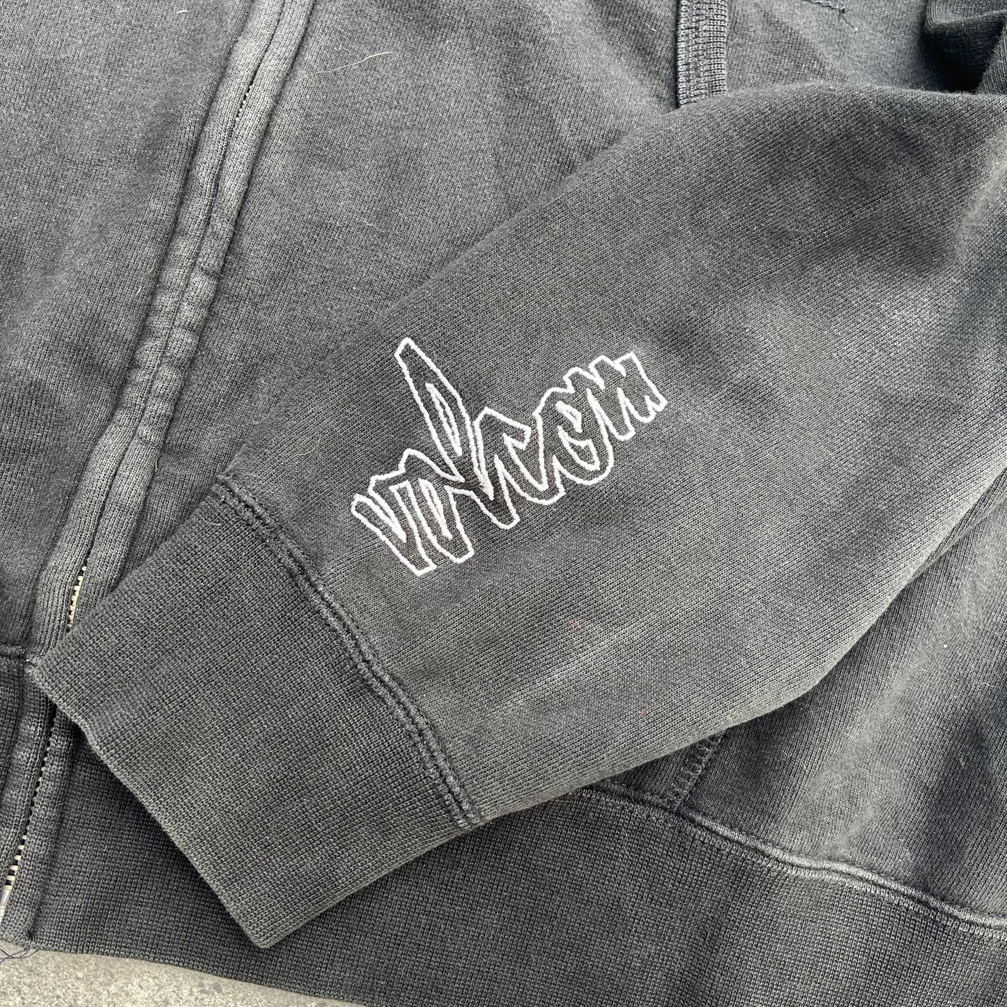 embroidered volcom zip - M