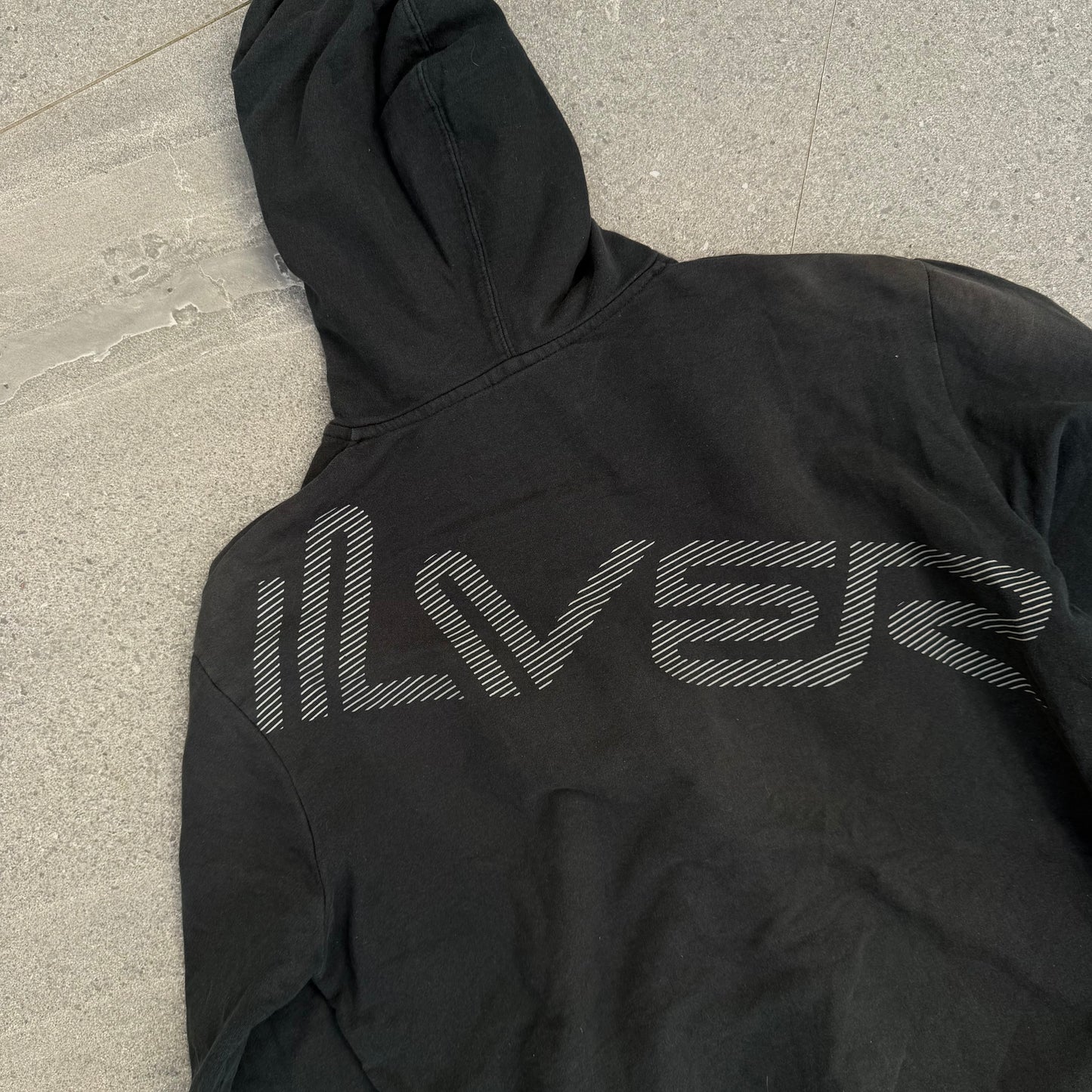 harddd quiksilver side hit spell out - M