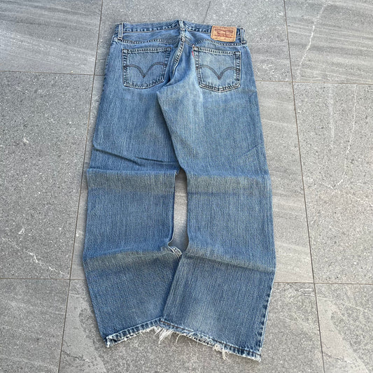 tidy tidy tidyyyyy levi 527 low bootcut - 32x30”