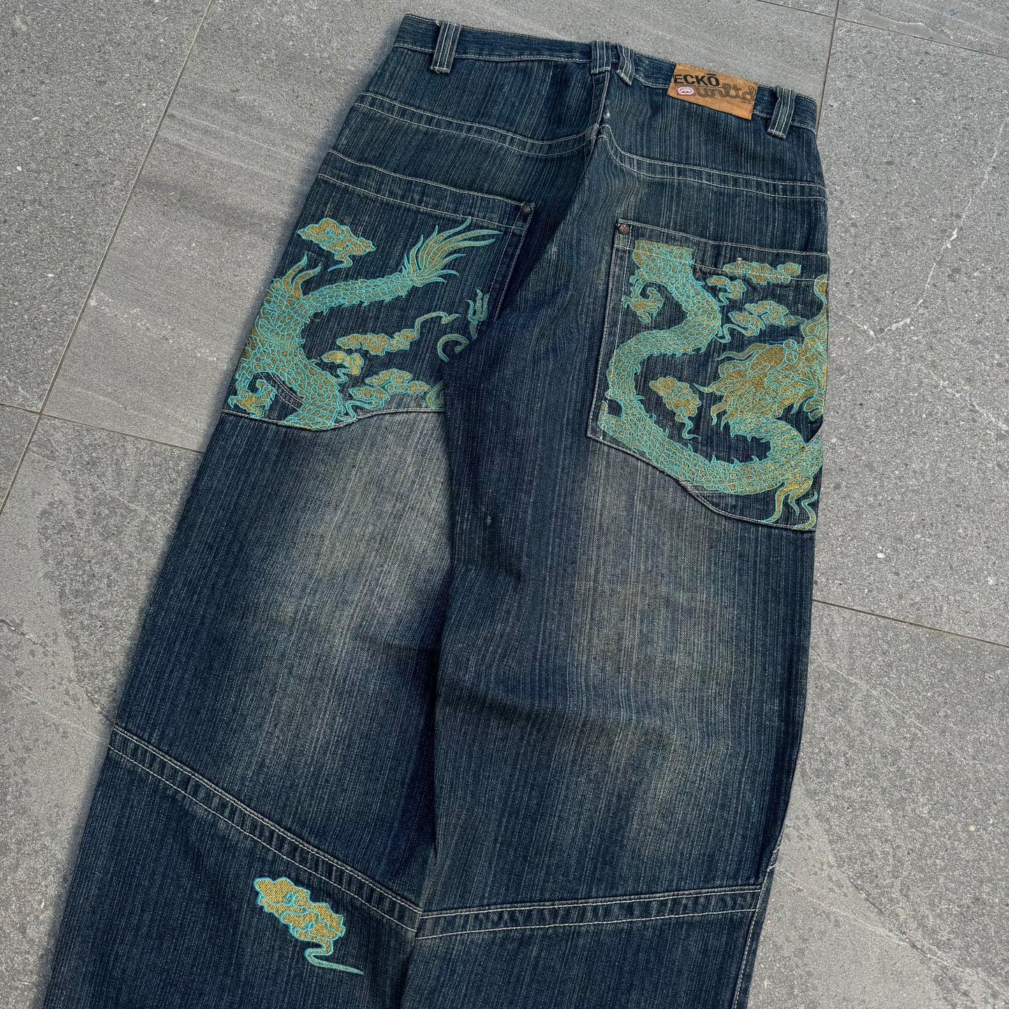 grail ecko dragons - 33x31”
