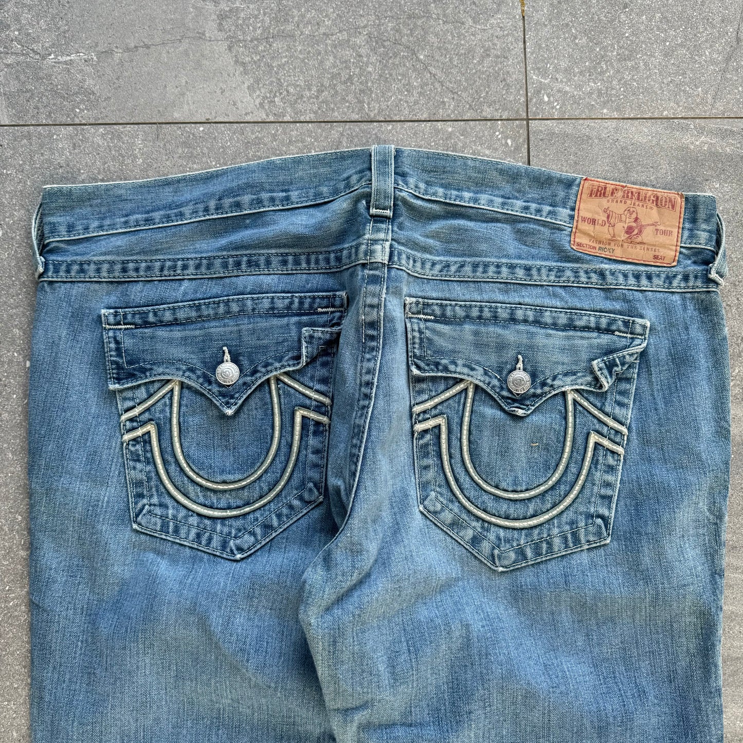 huge ass trueys - 44x35”