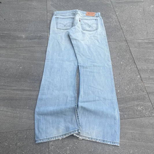 lighttt levi low rise bootcuts - 32x32”