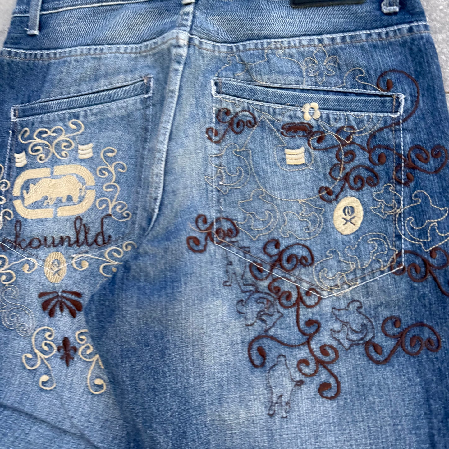 ecko embroidered backhits - 34x34”