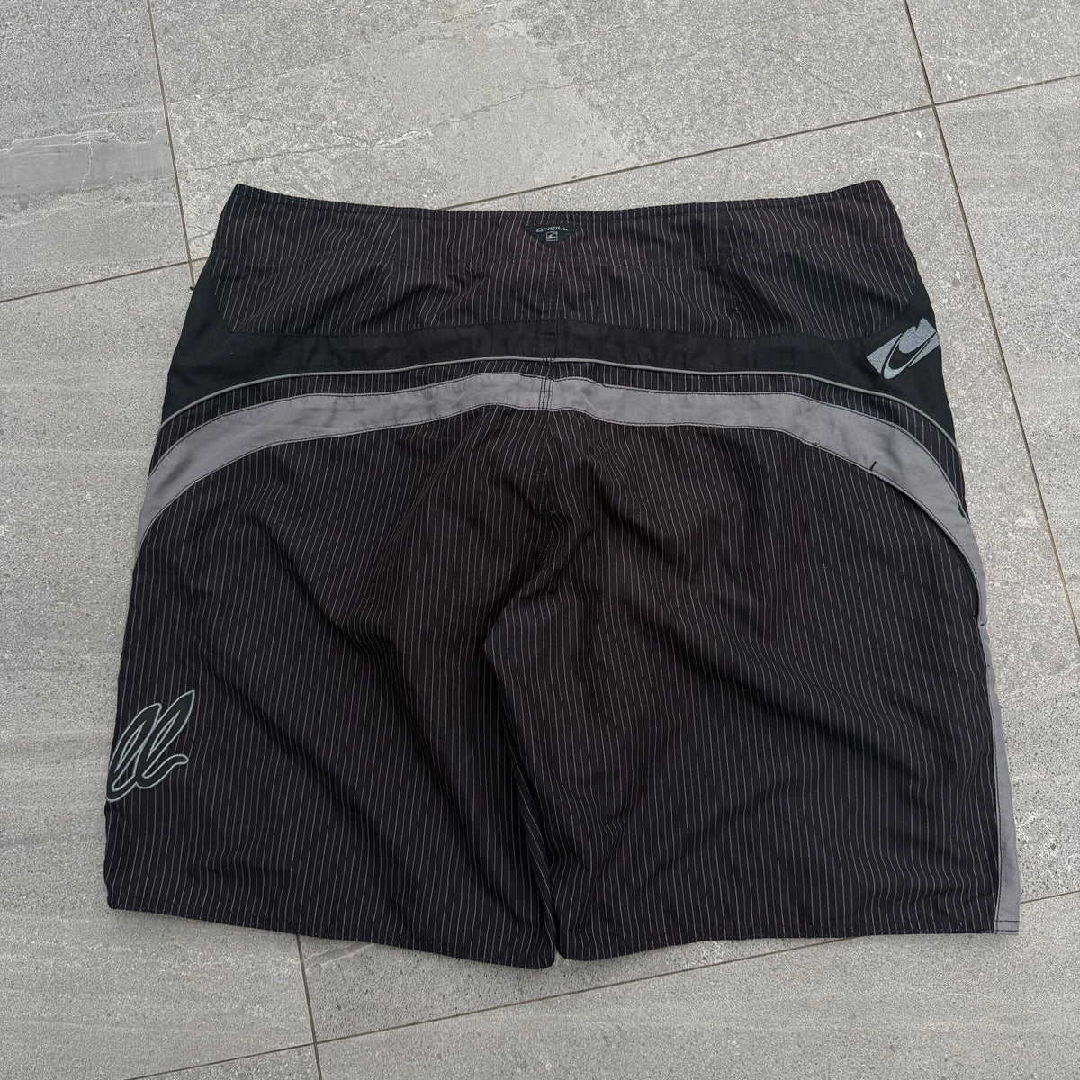 oneill pinstriped boardies - 40”