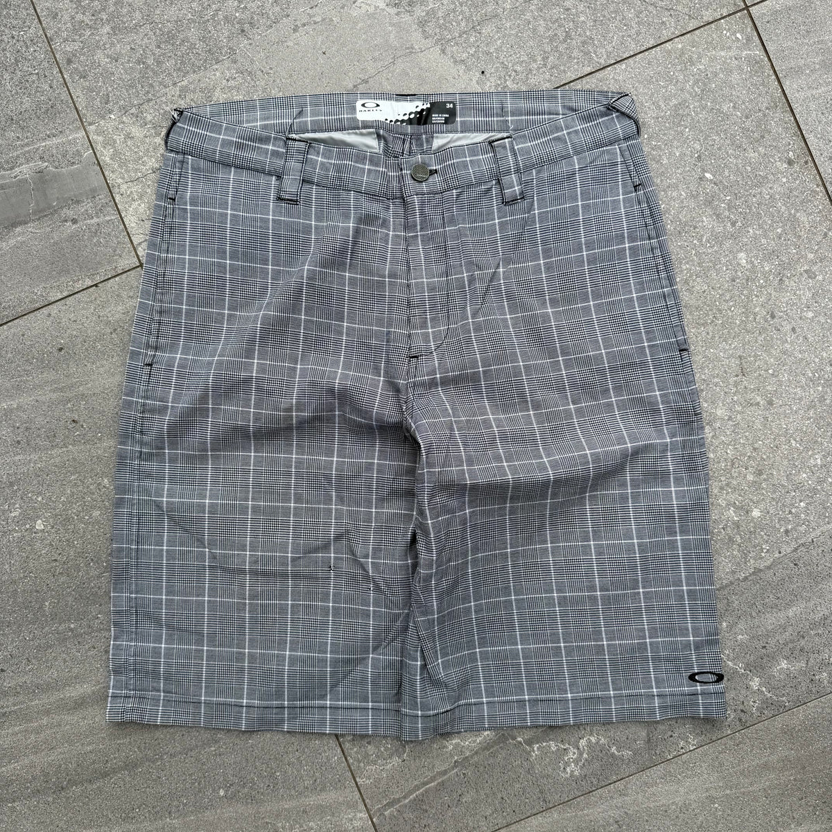 oakley plaid below knee shorts - 34”