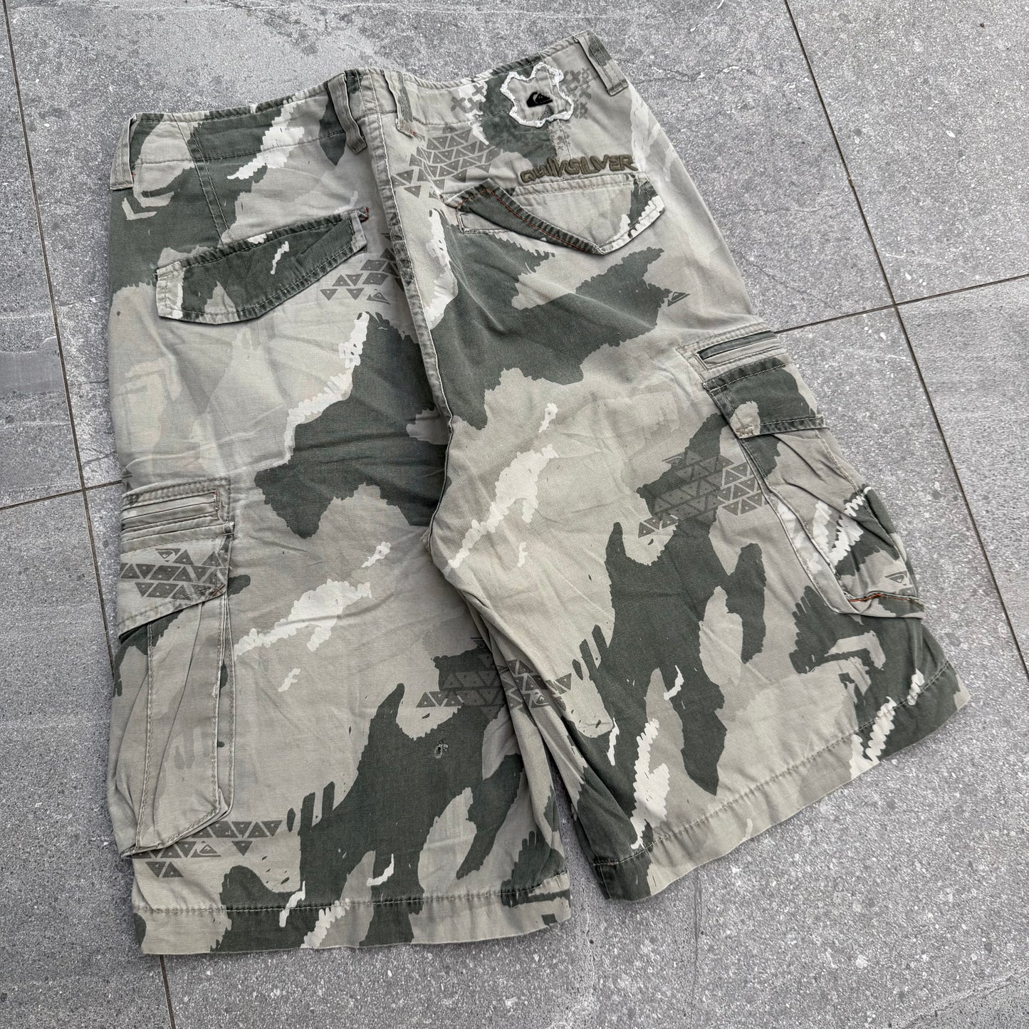 quiksilver camo shorts - 31”