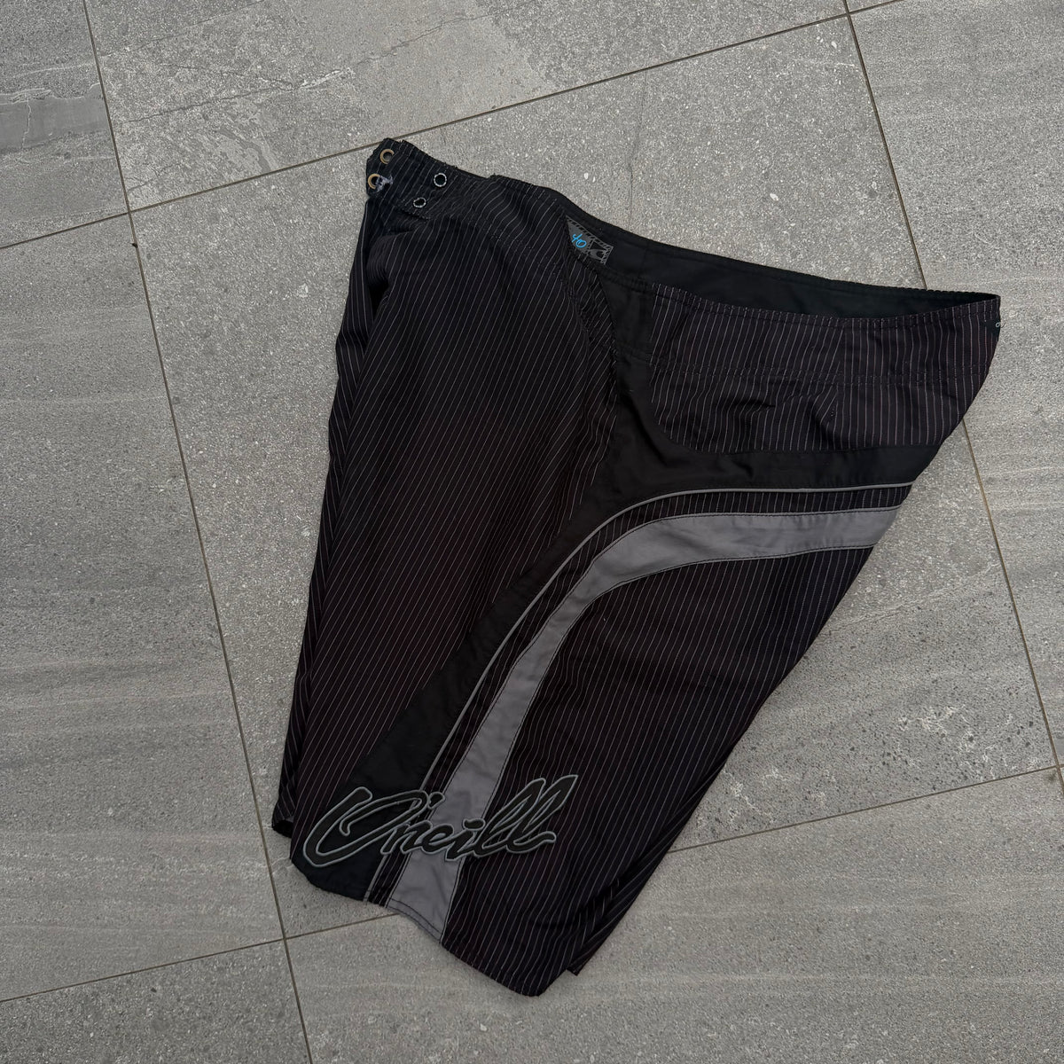 oneill pinstriped boardies - 40”