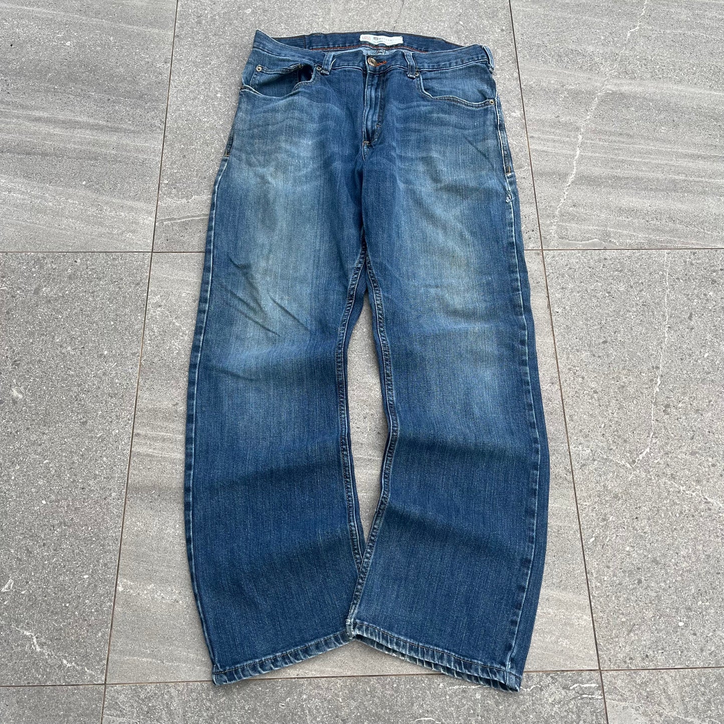 just a great everyday tidy pair of lee bootcuts - 32x32”