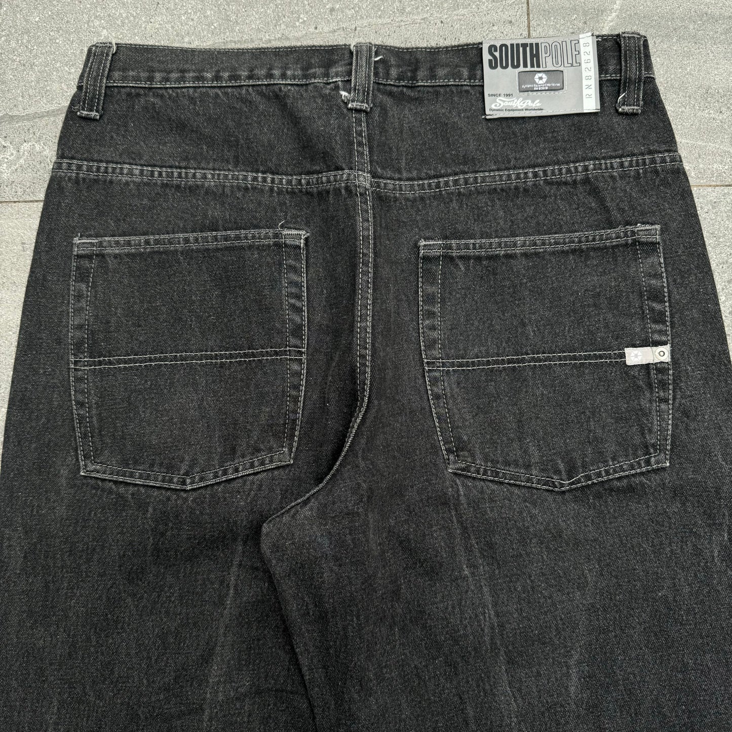 southpole grey tabs - 36x31”