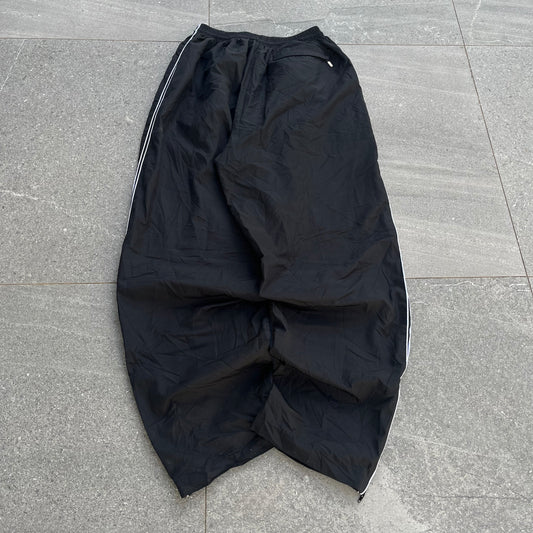 goatedddd mesh lined nike trackpants - 34”