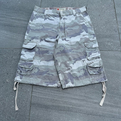 mossimo camo shorts - 32”