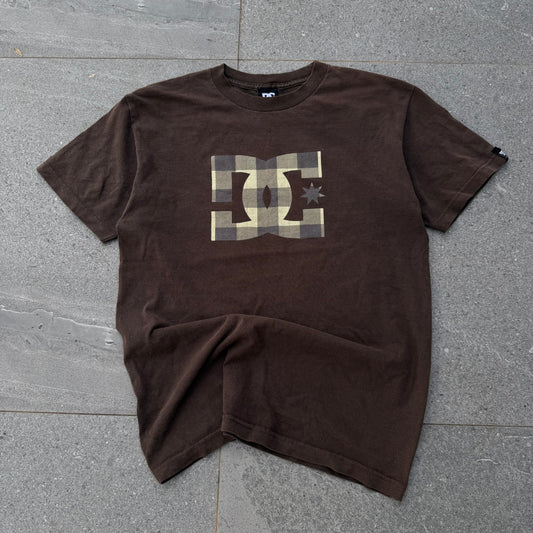 ‘06 DC brown plaid tee - M
