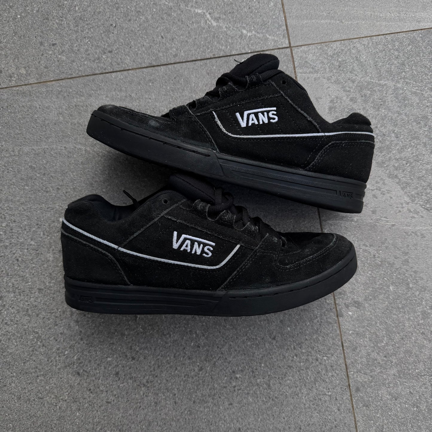 perfect pair of 00s vans. - US 10