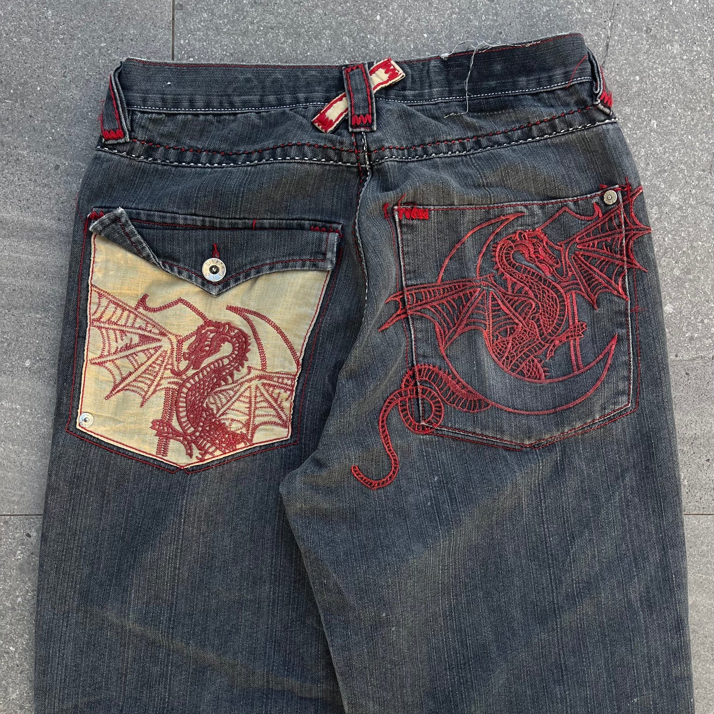 the nuttiest embroidered jeans. magnificent 😭 - 32x30”