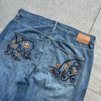 beautiffffullll embroidery on these ecko skulls - 38x31”