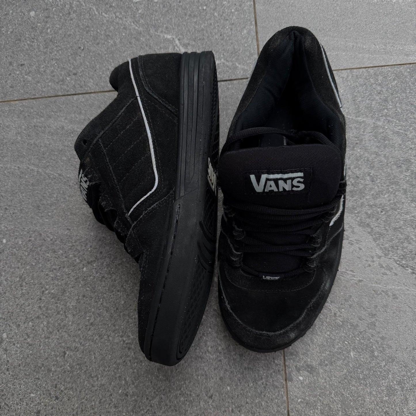 perfect pair of 00s vans. - US 10