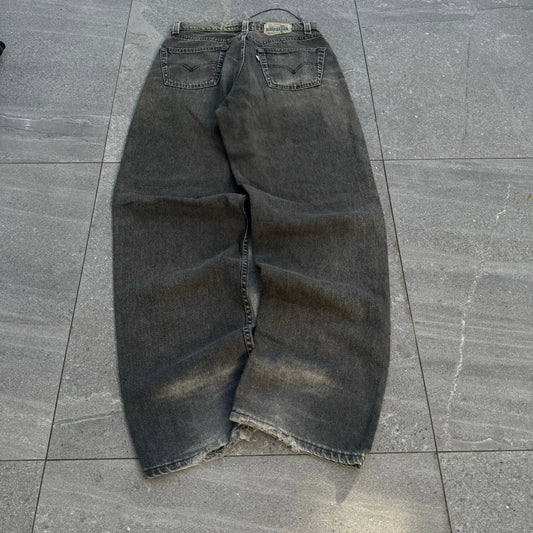 thrashed silvertabs - 30x33”