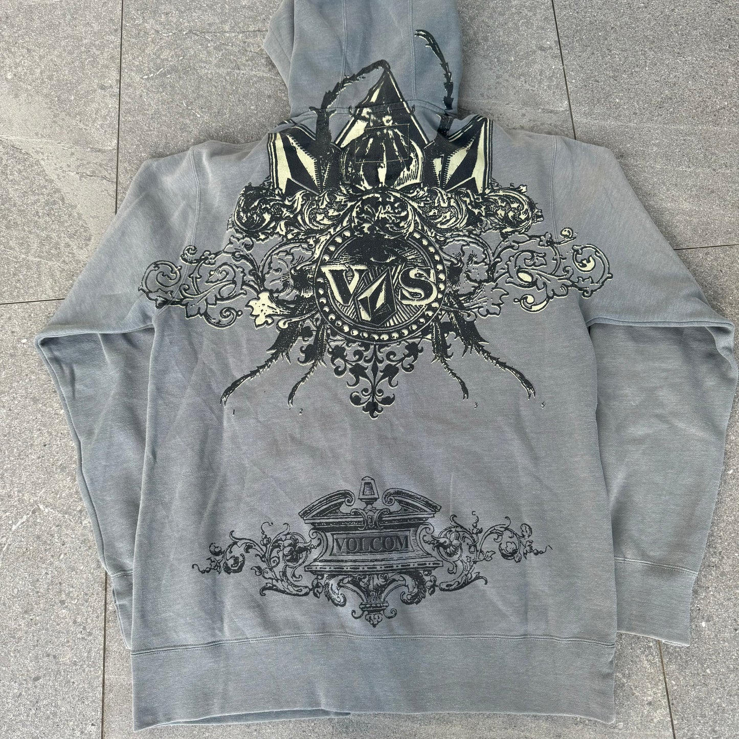 insane volcom hoodie - L
