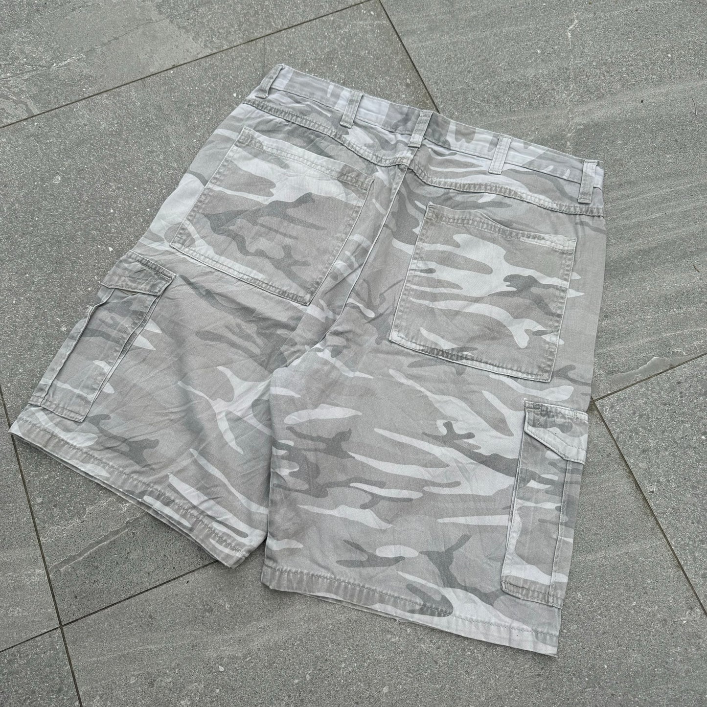 wrangler sand camo shorts - 34x10”