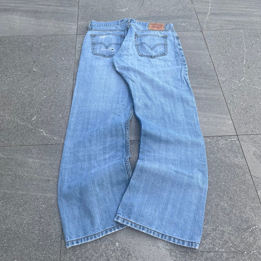 lightwash levi low rise bootcuts - 34x32”
